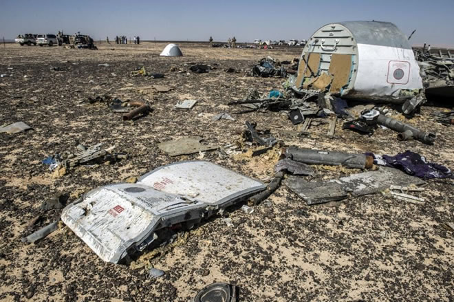Debris belonging to the A321 Russian airliner at the site of the crash in Wadi el-Zolmat, a mountainous area in Egypt's Sinai Peninsula on November 1, 2015 (AFP Photo/Khaled Desouki)