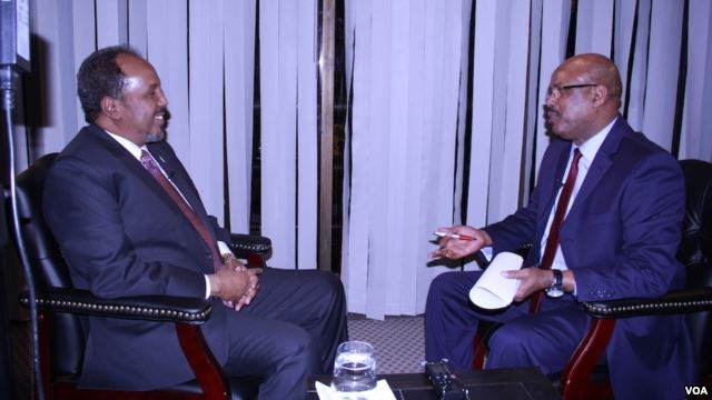 Somali President Hassan Sheikh Mohamud is interviewed by VOA Somali news service chief Abdirahman Yabarow in Washington, April 21, 2016.