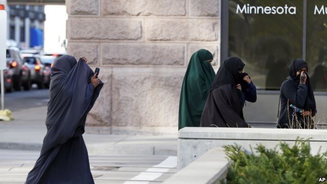 Female members of Minnesota's Somali community are seen arriving at the Federal Court building in St. Paul, Minnesota, April 23, 2015.