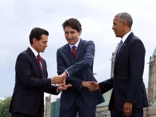 Prime Minister Justin Trudeau (centre), Mexican President Enrique Pena Nieto(left) and U.S. President Barack Obama(right) shake hands as they take part in a family photo at the North American Leaders' Summit in Ottawa, Wednesday June 29, 2016.
(THE CANADIAN PRESS/Fred Chartrand)