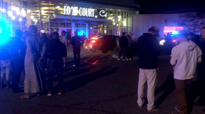 People standing outside the scene of a stabbing at the Crossroads Center mall in St. Cloud, Minnesota. © KSTP 5 Television / AFP