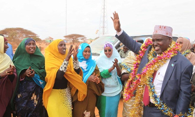 An aspirant for the Federal Lower House of Parliament, Dr. Cabdicasiis Cabdullaahi Yuusuf, waves to supporters in Kismaayo, Somalia.