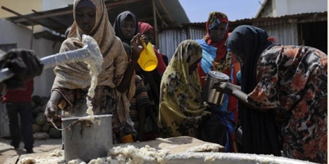 Internally displaced Somalis queue for relief food. PHOTO | FILE | AFP