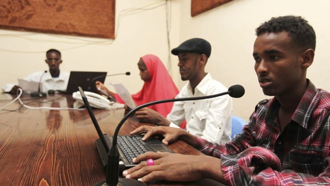 Qaran radio reporters broadcast morning news from their studio in Mogadishu, June 28, 2013. A report documents widespread violations in Somalia against journalists, human rights defenders and political leaders, including numerous killings, arbitrary arrests and detention, intimidation and closure of critical media outlets.