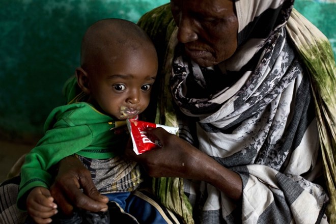 Habibo Ali gives her grandson Abdi Karim ready-to-use food – a nutritious, therapeutic peanut-based paste to treat his malnutrition, at an outpatient therapeutic feeding clinic supported by UNICEF. Baidoa, Somalia, 1 Feb 2017. UNICEF is currently supporting 587 outpatient clinics like this, and hopes to increase the number to 700 by April. Baidoa, Somalia, 1 Feb 2017.