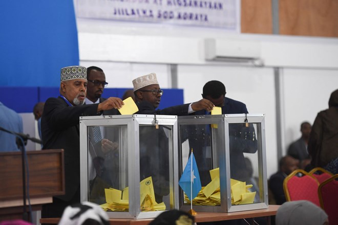 Members of Parliament in Somalia cast their ballots at the Mogadishu Airport hangar during the first round of voting in the presidential election. 8 February 2017. UN Photo/Ilyas Ahmed