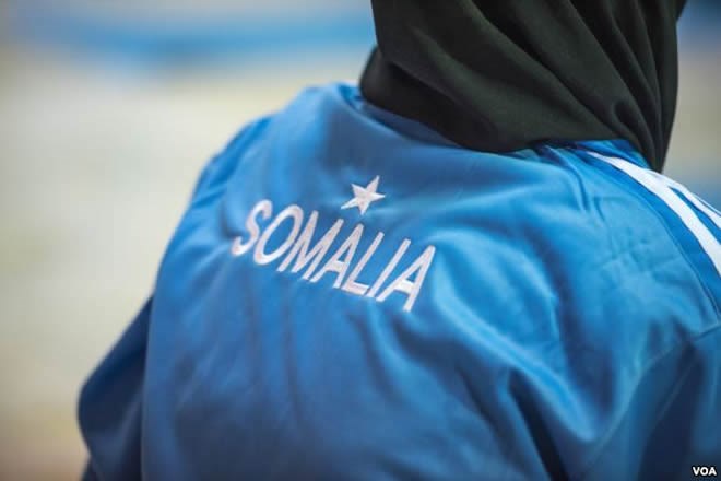 A participant in a mind-body wellness program for survivors of trauma wears a track suit with the Somali flag in Mogadishu, Jan. 16, 2017. (J. Patinkin/VOA)