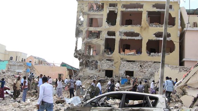 Somalis crowd at a hotel heavily damaged by a car bomb blast in Mogadishu, Somalia, Wednesday, Jan 25, 2017. (Farah Abdi Warsameh / AP)
