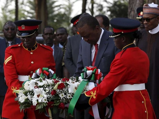 President Uhuru Kenyatta prepares to lay a wreath at Moi Barracks in Eldoret to pay respects to KDF soldiers serving in Amisom, who were killed in an attack in El Adde, Somalia, January 27, 2016. /REUTERS