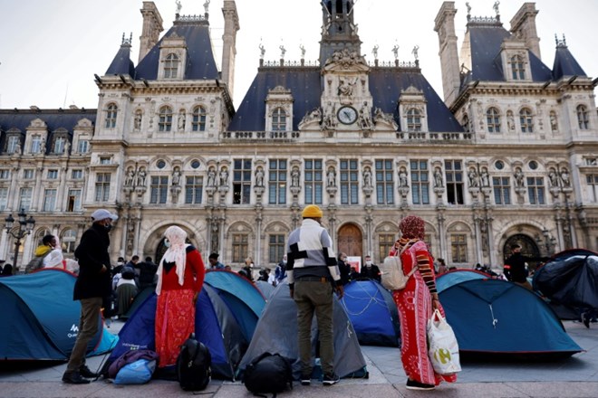 Tents belonging to those living on the streets are a rare sight outside Paris' opulent town hall / © AFP