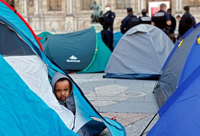 Children were among those cleared out by police from in front of Paris' town hall / © AFP