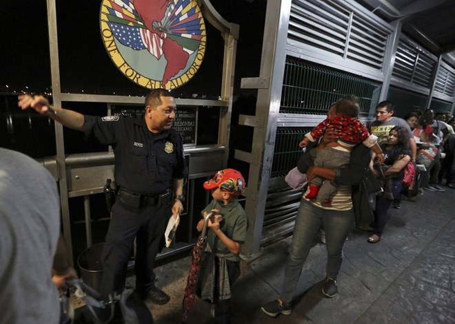 A U.S. Customs and Border Protection officer directs asylum seekers at the Laredo, Texas, port of entry. (AP file photo)