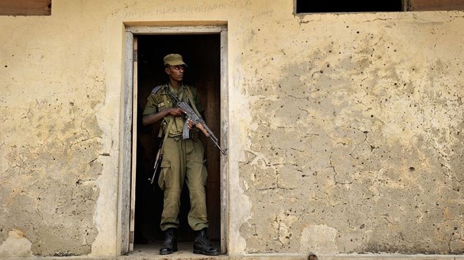 A Somali soldier training to secure a house in the EUTM camp in Uganda. (Yannick Tylle via VCG)