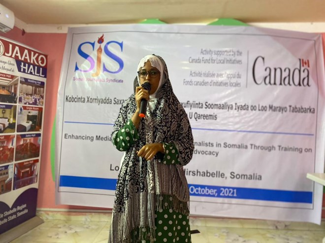 Hamdi Mohamud Mohamed speaks at the conclusion of a three-day journalists training in Jowhar, Hirshabelle State on Friday, 22 October, 2021. The activity is supported by Canada Fund. | PHOTO/SJS.