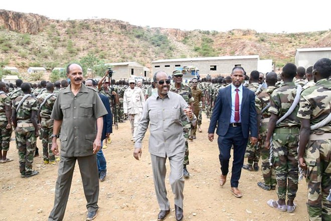 Xotinim va men birinchi guruh jinsiy aloqa tajribamizni boshdan kechirdik. Svingerlar porno onlayn xususiy