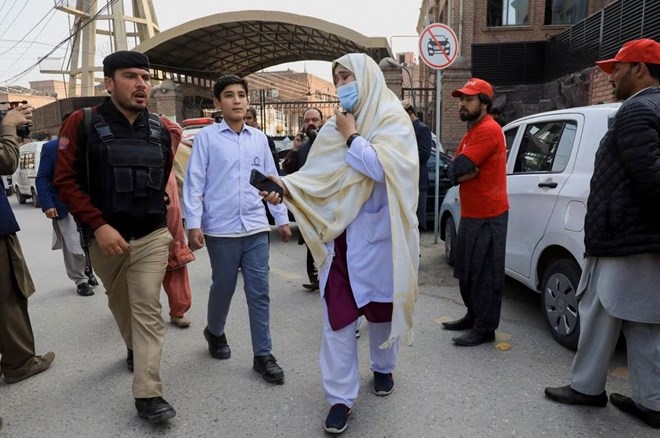 A woman reacts as she searches for her relatives, after a suicide blast in a mosque in Peshawar, Pakistan January 30, 2023. REUTERS/Fayaz Aziz