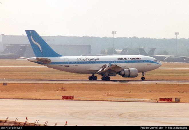 Diyaaradda Somali Airlines Airbus A310-304 ee ku sugneyd garoonka diyaaradaha ee Frankfurt Rhein-Main Int'l Airport Ogosto 9 1990/ Freek Blokzijl/ Air History