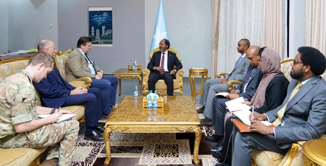 Madaxweyne Xasan Sheekh oo Maxtooyada kulan kula qaatay wafdi ka socda dalka Ingiriiska