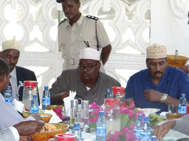 Wafdigii uu Hoggaaminayay Sheekh Axmed Madoobe oo Qado Sharaf loogu Sameeyay Magaalada Muqdisho (SAWIRRO)