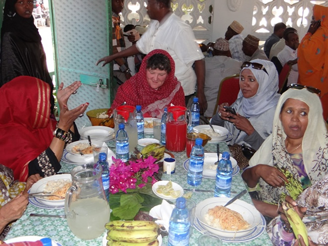 Wafdigii uu Hoggaaminayay Sheekh Axmed Madoobe oo Qado Sharaf loogu Sameeyay Magaalada Muqdisho (SAWIRRO)