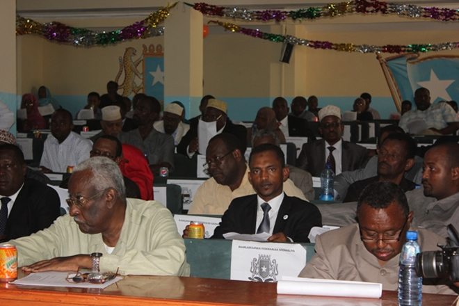 Kal-fadhigii Saddexaad ee Baarlamanka Somalia oo Muqdisho ka furmay iyo Madaxweynaha oo Khudbad ka jeediyay (SAWIRRO)