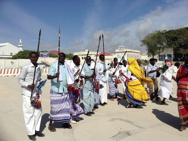 Fanaanada Hibo Maxamed (Hiba Nuura) oo 22-sano kaddib Maanta dib ugu soo laabatay Magaalada Muqdisho (SAWIRRO)