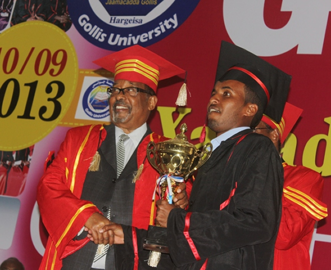 Madaxweynaha Somaliland oo ka qayb-galay xaflad loo sameeyay arday ka Qalin-jabisay Jaamacadda Golis (SAWIRRO)