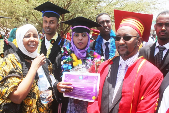 Madaxweynaha Somaliland oo ka qayb-galay xaflad loo sameeyay arday ka Qalin-jabisay Jaamacadda Golis (SAWIRRO)