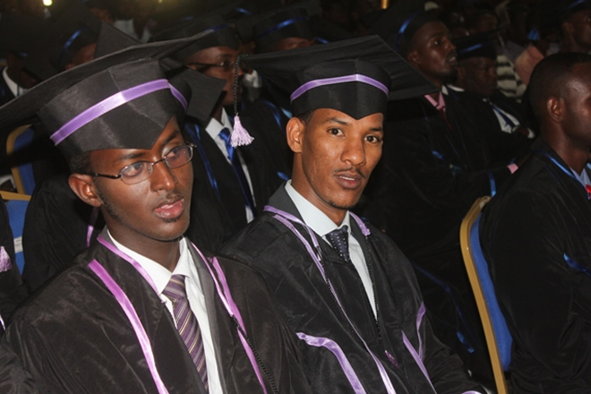 Madaxweynaha Somaliland oo ka qayb-galay xaflad loo sameeyay arday ka Qalin-jabisay Jaamacadda Golis (SAWIRRO)