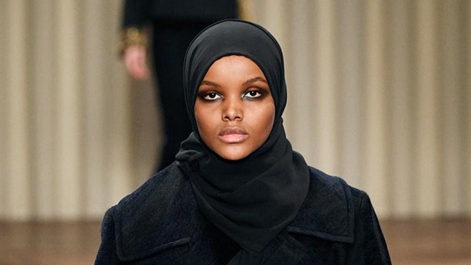 Hijab-wearing model kicks off Milan fashion week