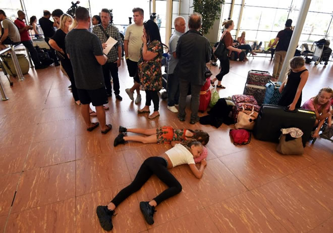 Tourists wait at the airport of Egypt's Red Sea resort of Sharm El-Sheikh on November 6, 2015 (AFP Photo/Mohamed el-Shahed)