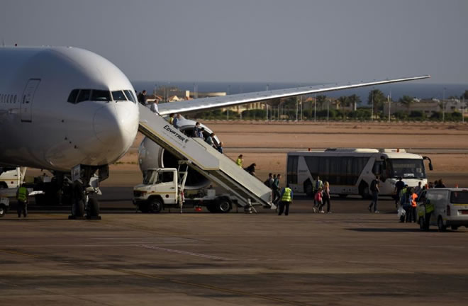 Tourists disembark an Egypt Air plane at the airport in Egypt's Red Sea resort of Sharm el-Sheikh, on November 6, 2015 (AFP Photo/Mohamed El-Shahed)