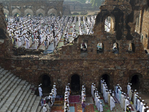 India Muslims offer prayers at the Ferozshah Kotla Mosque during Eid al-Adha in New Delhi. (File photo: AP)