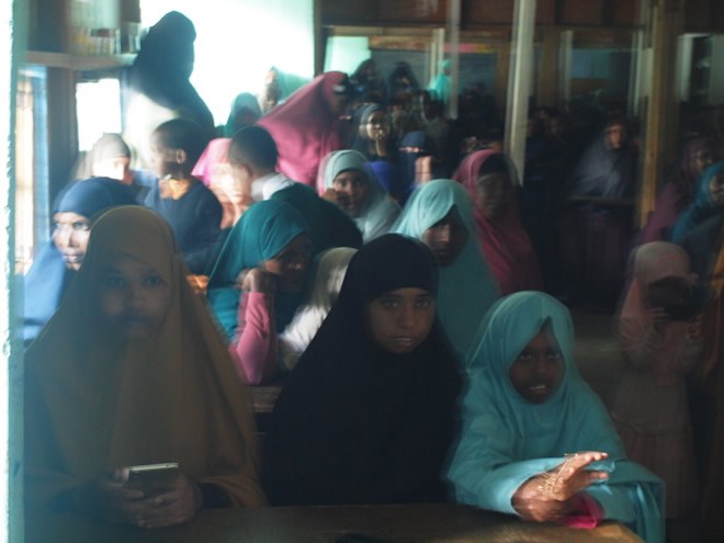 Waalidiin iyo arday, xilli la xiraayay mid ka mid ah iskoolada Nairobi