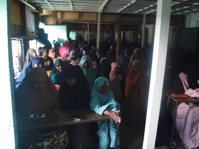 Waalidiin iyo arday, xilli la xiraayay mid ka mid ah iskoolada Nairobi