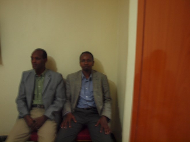 Cabdixakiim Sheekh Mukhtaar iyo Mr. Maxamed Maxamuud Shoombe oo katirsan Amoud Foundation saakay mar ay shir jaraaid ku qabanayeen Taran Hotel, Nairobi