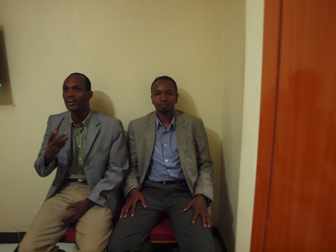 Cabdixakiim Sheekh Mukhtaar iyo Mr. Maxamed Maxamuud Shoombe oo katirsan Amoud Foundation saakay mar ay shir jaraaid ku qabanayeen Taran Hotel, Nairobi