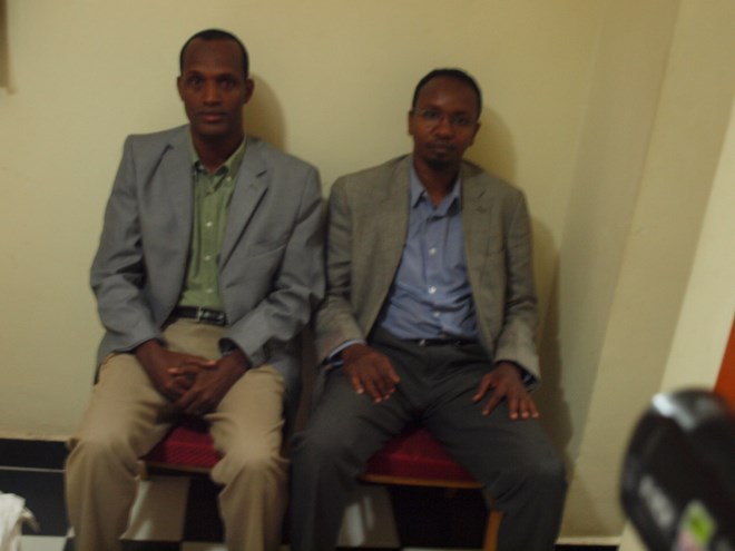 Cabdixakiim Sheekh Mukhtaar iyo Mr. Maxamed Maxamuud Shoombe oo katirsan Amoud Foundation saakay mar ay shir jaraaid ku qabanayeen Taran Hotel, Nairobi