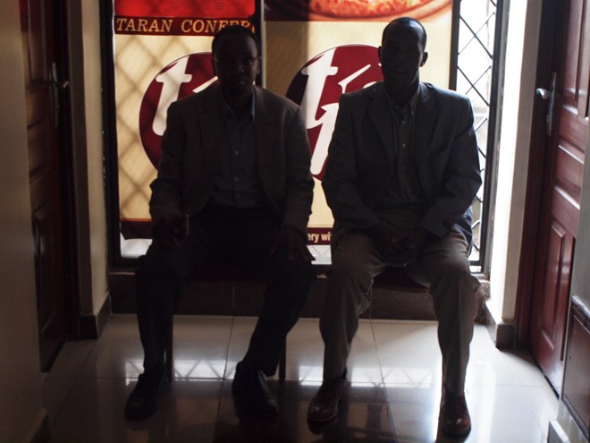 Cabdixakiim Sheekh Mukhtaar iyo Mr. Maxamed Maxamuud Shoombe oo katirsan Amoud Foundation saakay mar ay shir jaraaid ku qabanayeen Taran Hotel, Nairobi