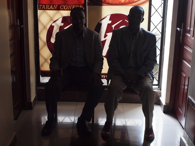 Cabdixakiim Sheekh Mukhtaar iyo Mr. Maxamed Maxamuud Shoombe oo katirsan Amoud Foundation saakay mar ay shir jaraaid ku qabanayeen Taran Hotel, Nairobi