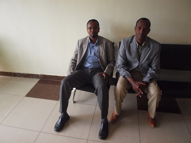 Cabdixakiim Sheekh Mukhtaar iyo Mr. Maxamed Maxamuud Shoombe oo katirsan Amoud Foundation saakay mar ay shir jaraaid ku qabanayeen Taran Hotel, Nairobi