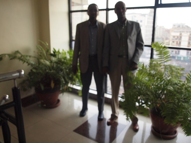 Cabdixakiim Sheekh Mukhtaar iyo Mr. Maxamed Maxamuud Shoombe oo katirsan Amoud Foundation saakay mar ay shir jaraaid ku qabanayeen Taran Hotel, Nairobi