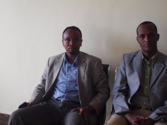 Cabdixakiim Sheekh Mukhtaar iyo Mr. Maxamed Maxamuud Shoombe oo katirsan Amoud Foundation saakay mar ay shir jaraaid ku qabanayeen Taran Hotel, Nairobi