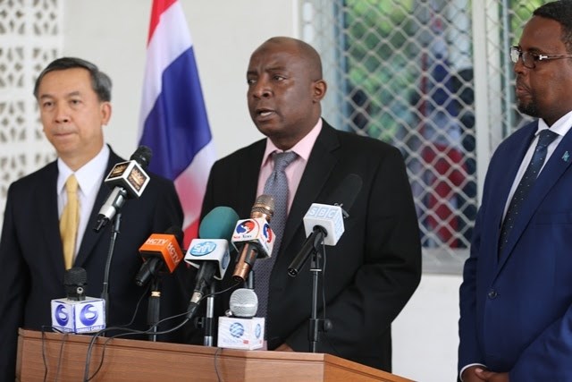 Thai Ambassador Mr Wetprasit (L), Daud Aweis (M) Spokesperson to the President, Mr Kediye (R),Somali Deputy Foreign Minister. 1st Dec. 2015. Photo by Villa Somalia