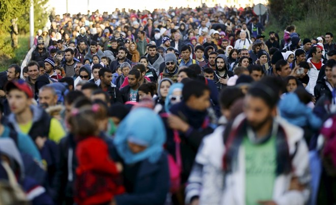 Migrants walk in Europe. (REUTERS/Leonhard Foeger)