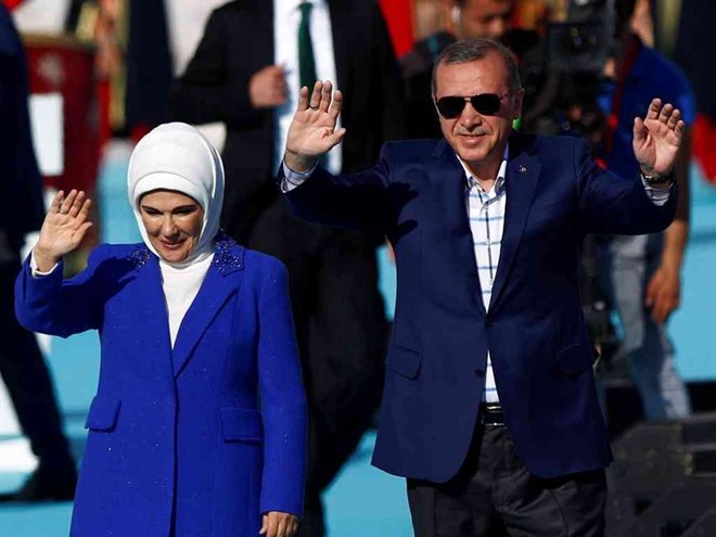 Turkish President Tayyip Erdogan, accompanied by his wife Emine Erdogan, greets supporters during a rally to mark the 563rd anniversary of the conquest of the city by Ottoman Turks, in Istanbul, Turkey, May 29, 2016. REUTERS/Murad Sezer