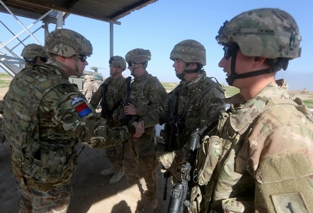 US and British soldiers make acquaintances as they train Iraq's 72nd Brigade for a live-fire exercise in Basmaya base (AFP)
