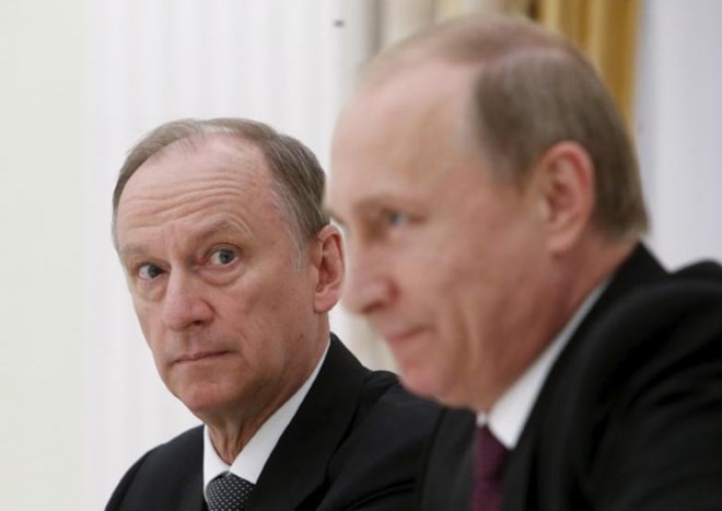 Russian Security Council Secretary Nikolai Patrushev (L) looks at President Vladimir Putin during a meeting with the BRICS countries' senior officials in charge of security matters at the Kremlin in Moscow, Russia, May 26, 2015. REUTERS/Sergei Karpukhin - RTX1EM1B