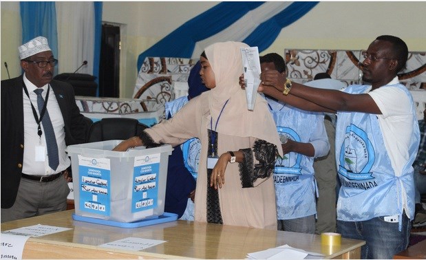 Electoral officials count the votes during the electoral process to choose members of the lower house of the federal parliament in Baidoa, Somalia on November 16, 2016. UN Photo / Sabir Olad