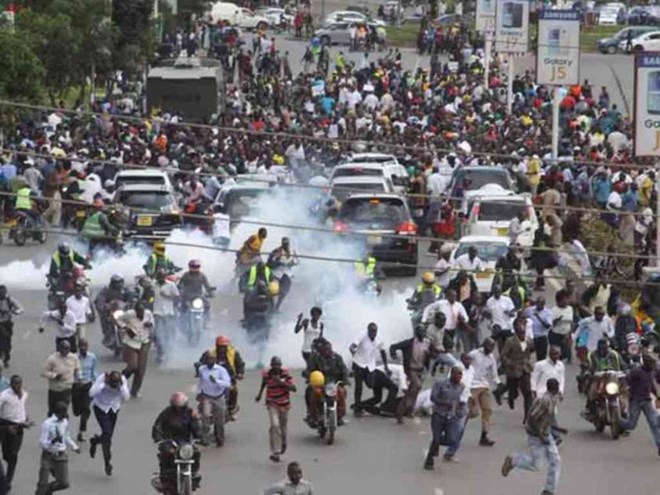 Demonstrators run for safety during a Cord demonstration for the forceful removal of IEBC commissioners, May 2016. /FILE